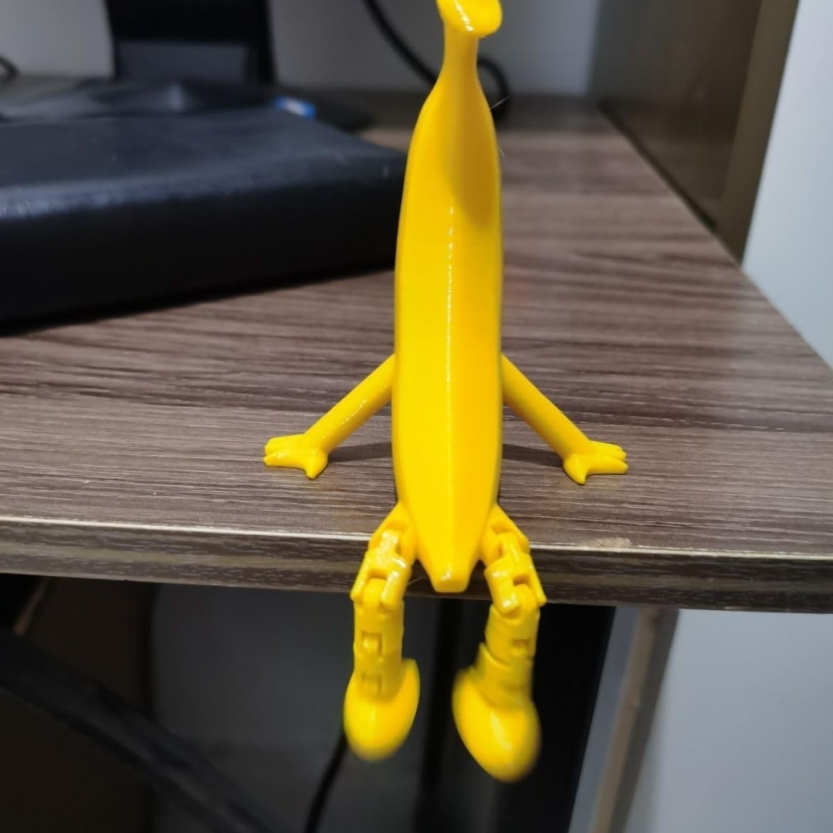 Escultura 3D de Banana Divertida com Pernas Ajustáveis - Decoração Artística Amarela para Mesa, Presente Único para Aniversários