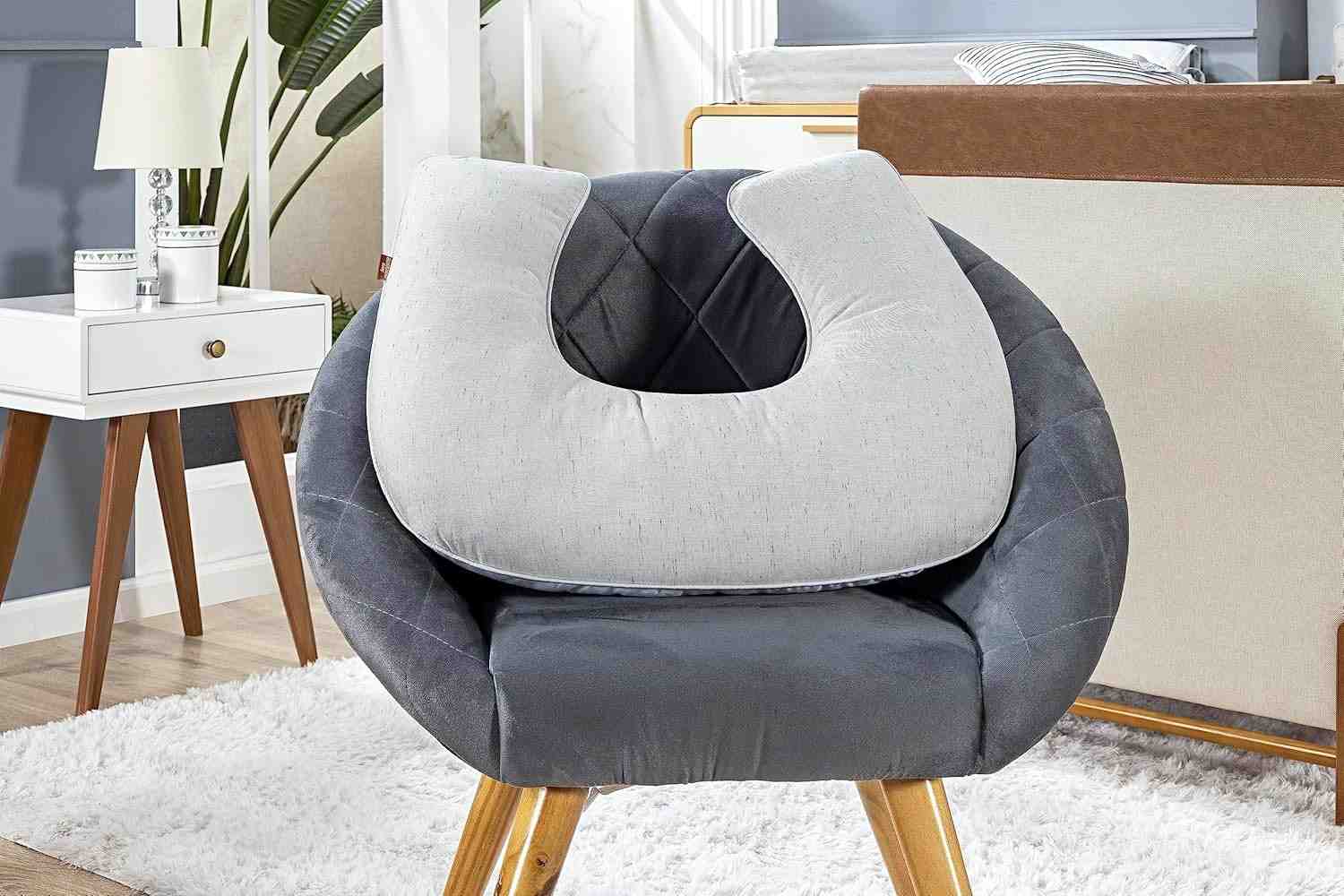 Apoio para Amamentação em Linho Cinza - Conforto e Estilo para Mães Modernas