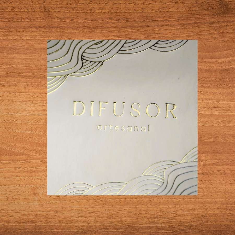 Adesivo Difusor Dourado: Elegância em 4x4cm