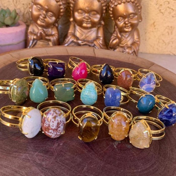 Anel Ajustável Folheado a Ouro com Pedra Natural – Elegância Única