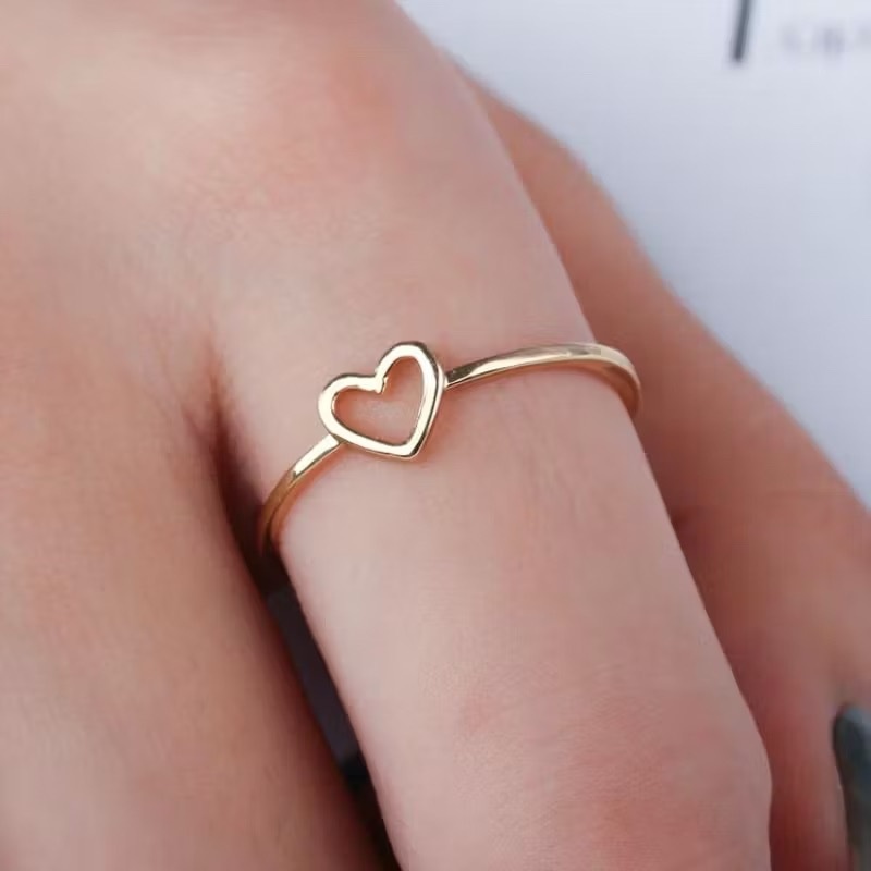 Anel Coração Oco: Elegância e Amor em Prata Eletrolítica