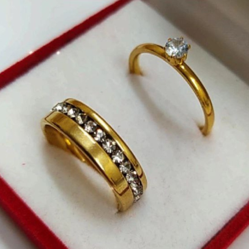 Anel Cravejado Dourado Aço Inox + Solitário: Kit Completo para Looks Glamurosos