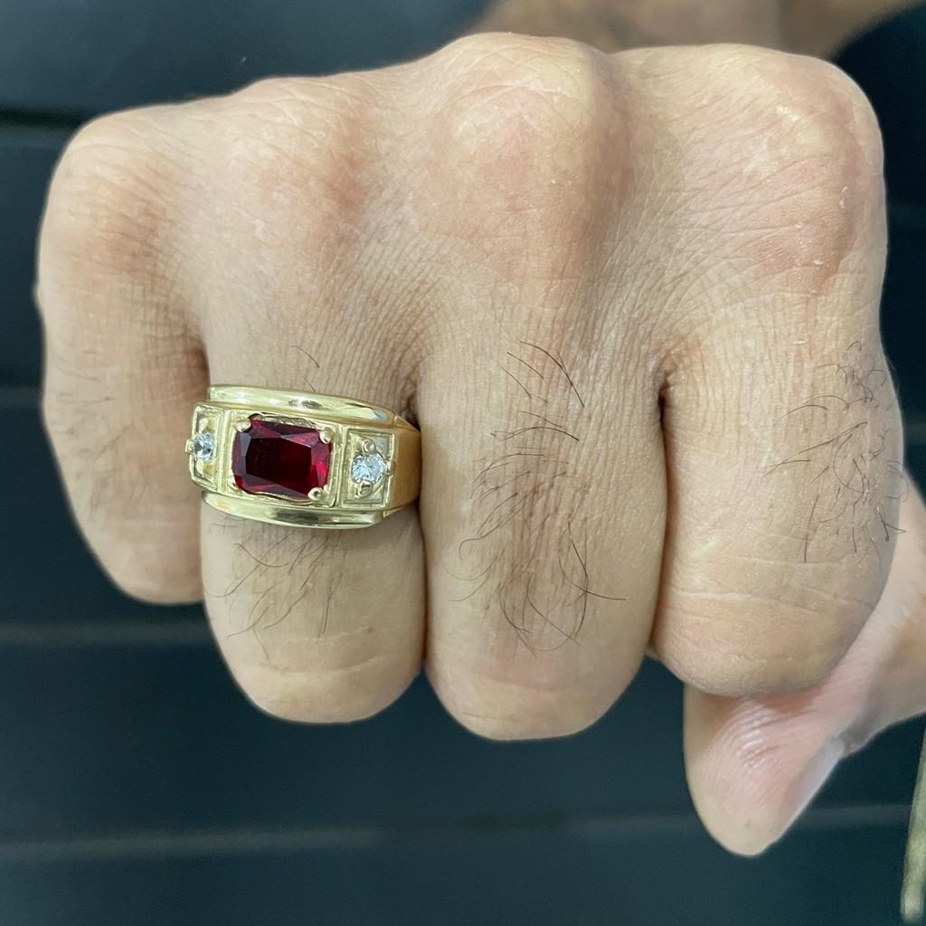 Anel de Formatura Rubi Vermelho: Símbolo de Paixão e Sucesso