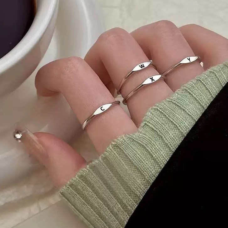 Anel Fino com Letra Inicial Regulável – Elegância Personalizada