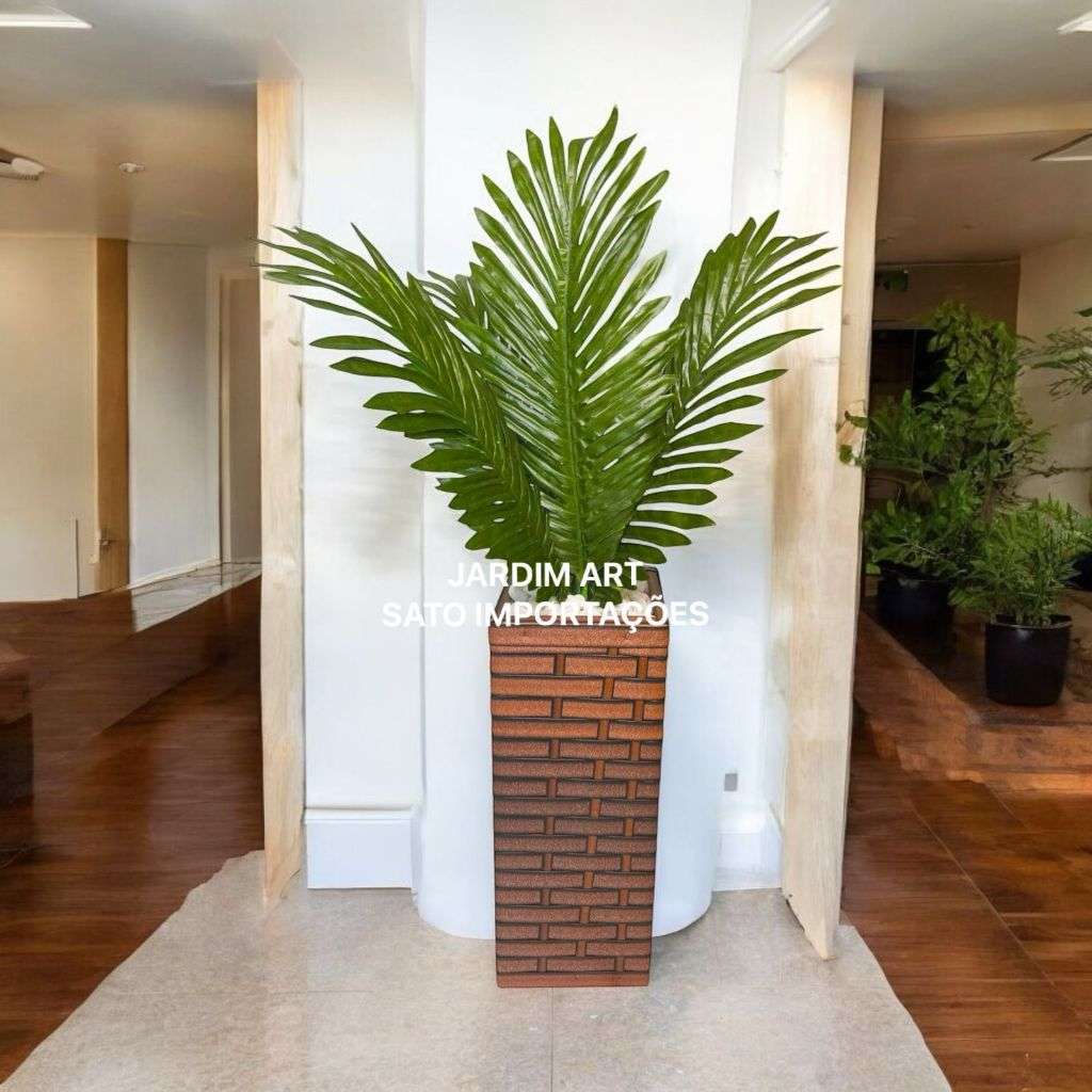 Arranjo de Palmeira Verde com Vaso Trançado – Decoração Prática para Sala ou Escritório