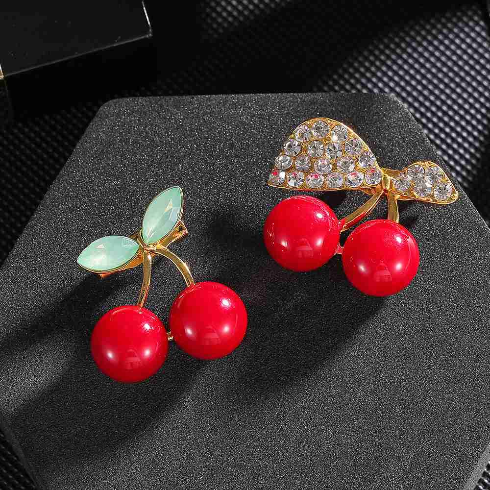 atemporal-acessorio-strass-com-metal-em-cereja-de-broche