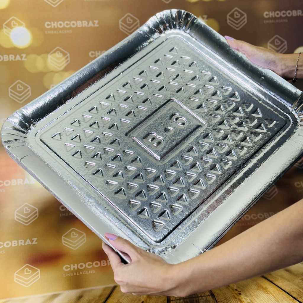 Bandeja Bolo Laminada Prata: Elegância na Sua Mesa!