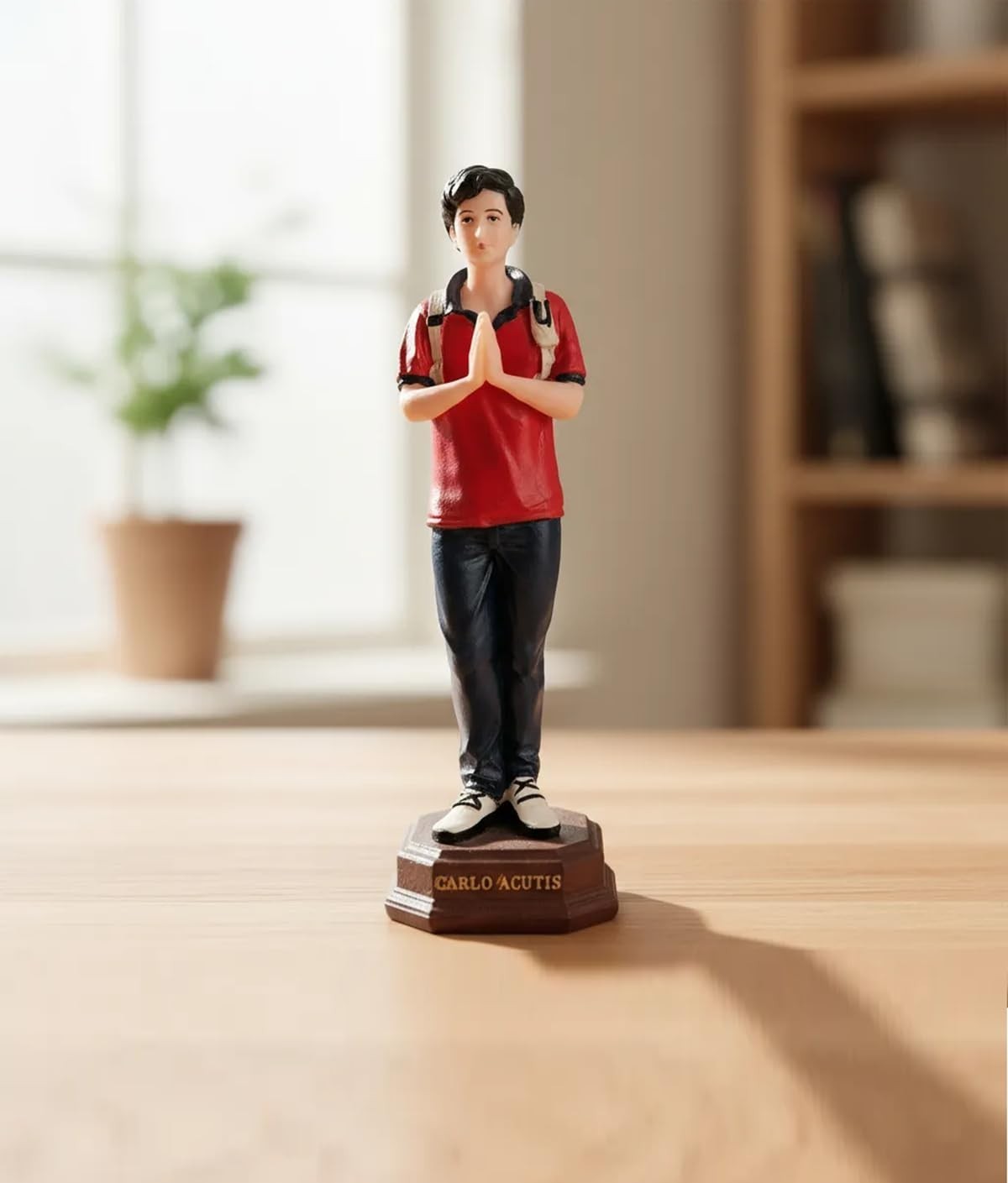 Estátua Devocional Beato Carlo Acutis em Resina | 15cm | Azul e Vermelho | Presente Católico Jovens
