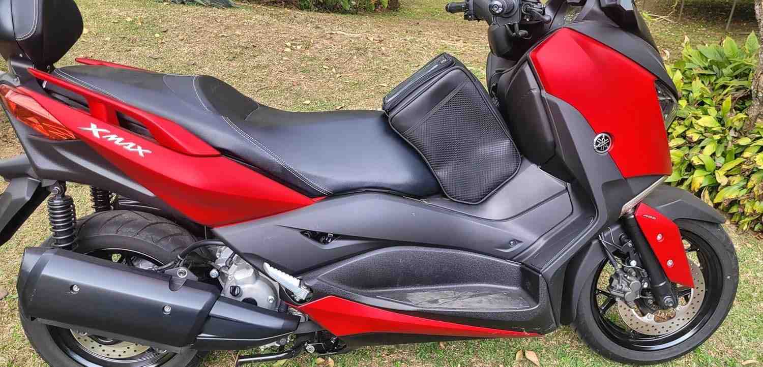 Bolsa Central Inovadora para Yamaha Xmax 250/300 e Forza 350: Organize Seu Espaço!