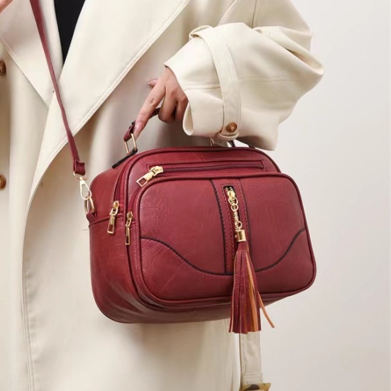 Bolsa Feminina com Alça Lateral e Faixa de Mão – Estilo e Conforto