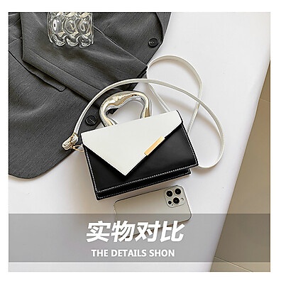Bolsa Quadrada Lovito com Detalhe Geométrico e Metal