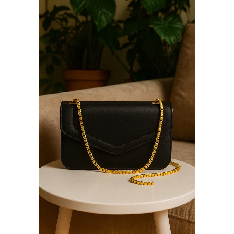 Bolsa Transversal Branca com Corrente: Elegância Compacta