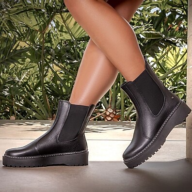 Bota Feminina em Couro Legítimo: Conforto e Estilo!