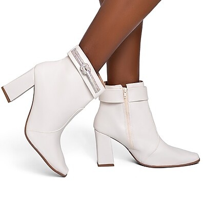 Bota Feminina Lumiss: Brilho e Conforto!