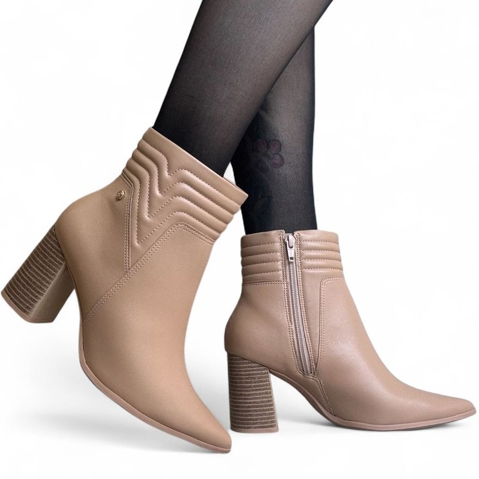 Bota Feminina Salto Bloco: Elegância e Conforto