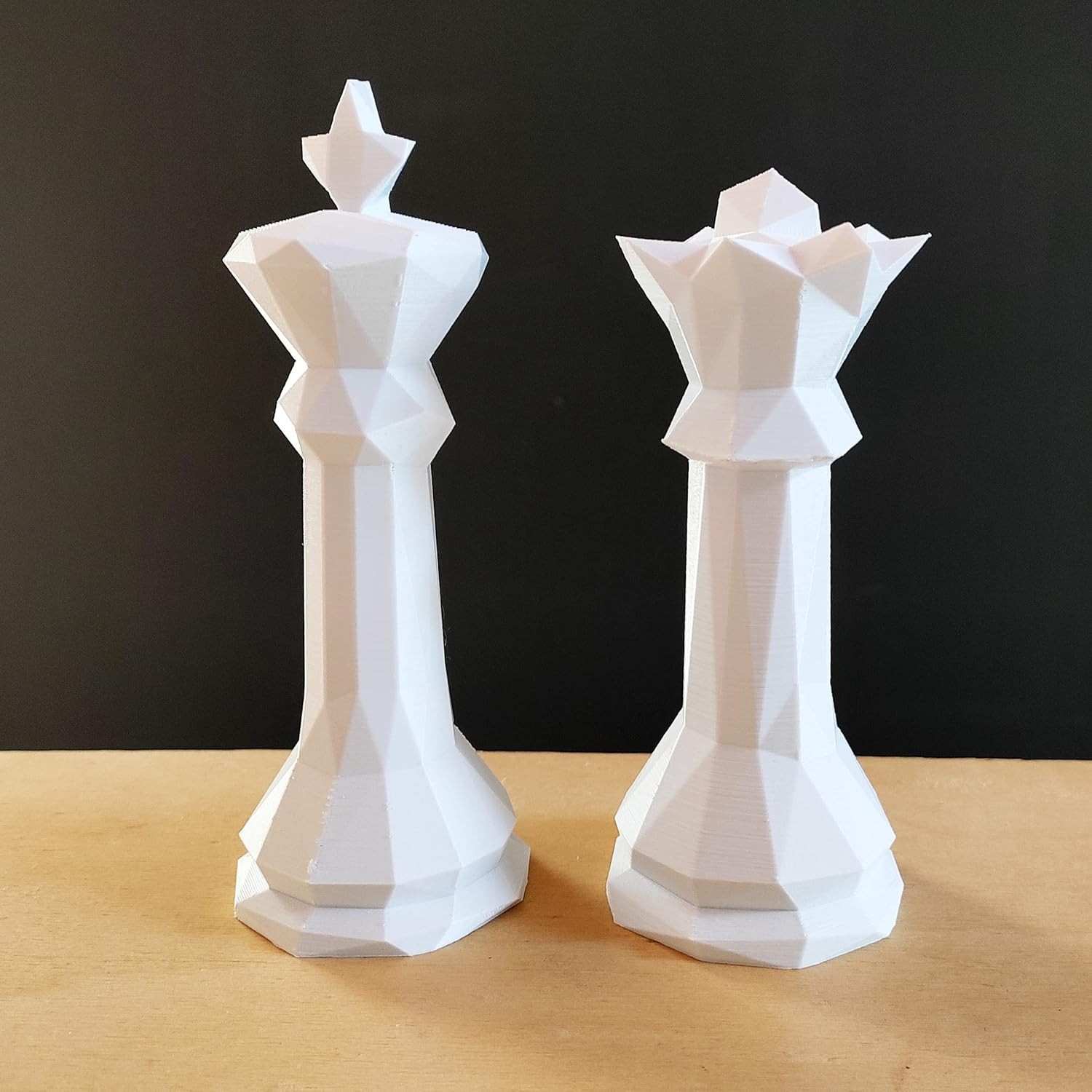 Estatuetas Rei e Rainha em 3D - Decoração Elegante com Estilo Xadrez Branco