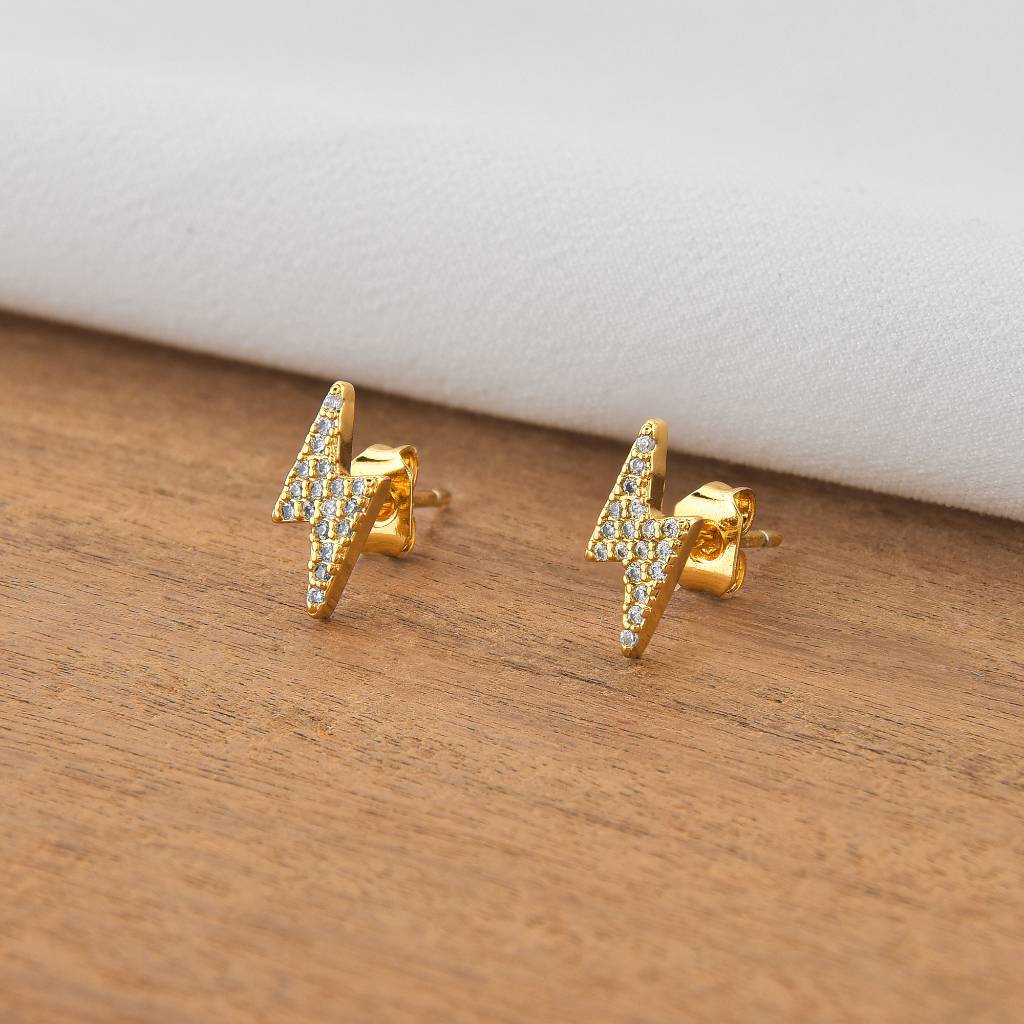 Brinco de Raio Cravejado com Zircônia Banhado a Ouro 18k – Elegância e Qualidade