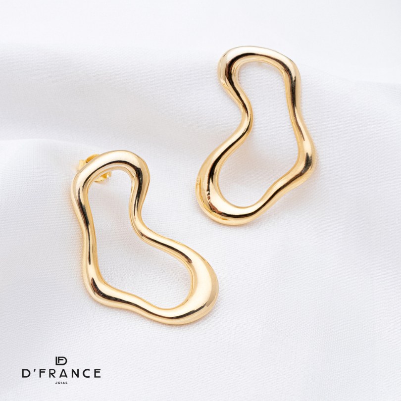 Brinco Orgânico Dourado: Luxo Vazado 18K ✨