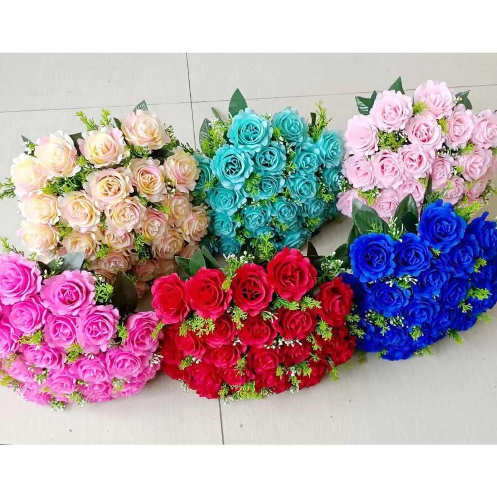 Buquê 24 Rosas: Encanto e Folhagem