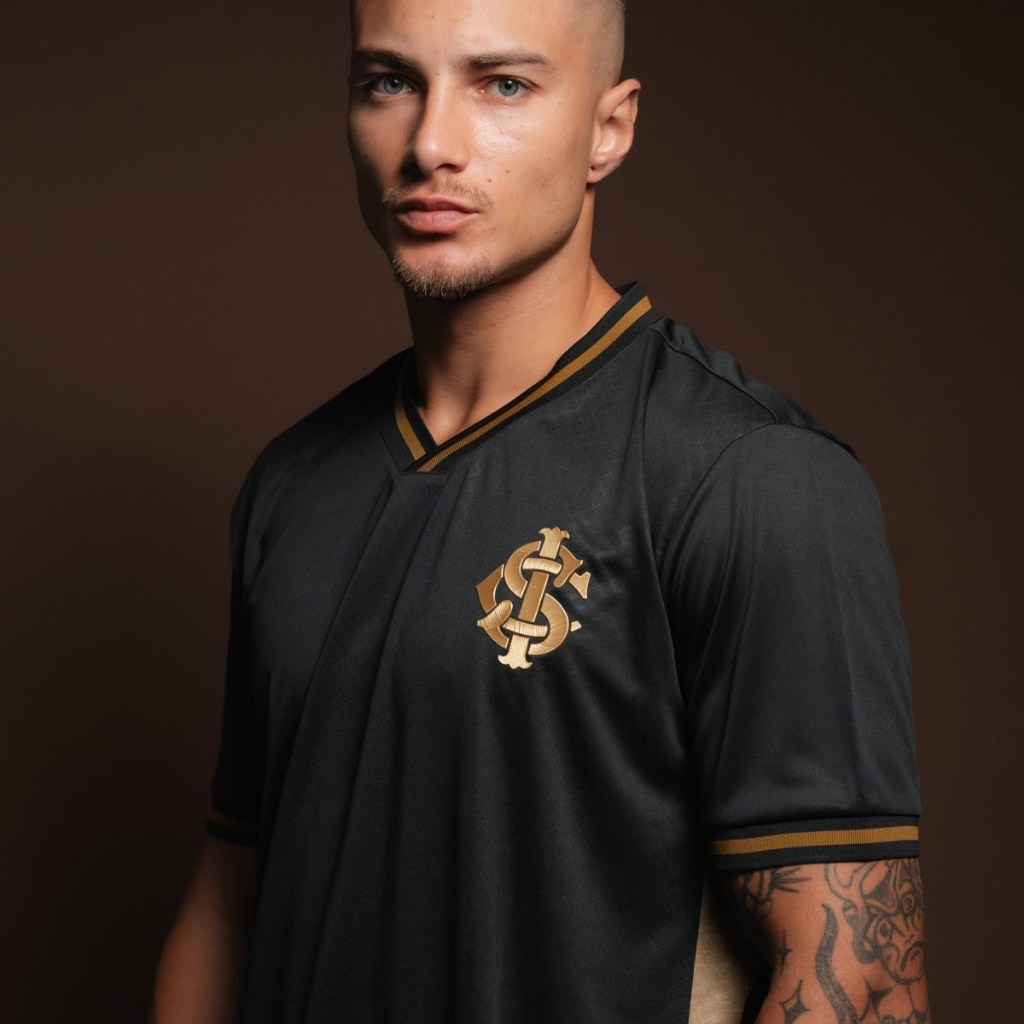 Camisa Retrô Internacional Gold: Torça com Estilo!