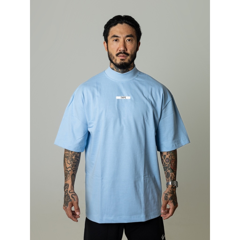 Camiseta Oversized Gola Alta Azul Bebê Rubber: Estilo e Conforto