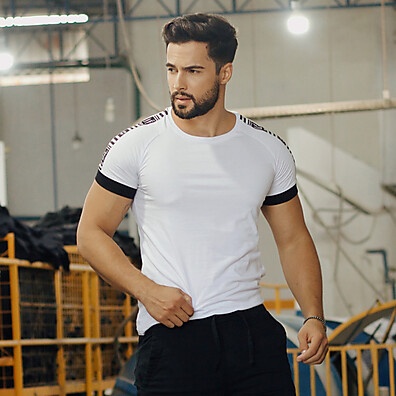 Camiseta Raglan Branca: Estilo e Conforto para o Dia a Dia