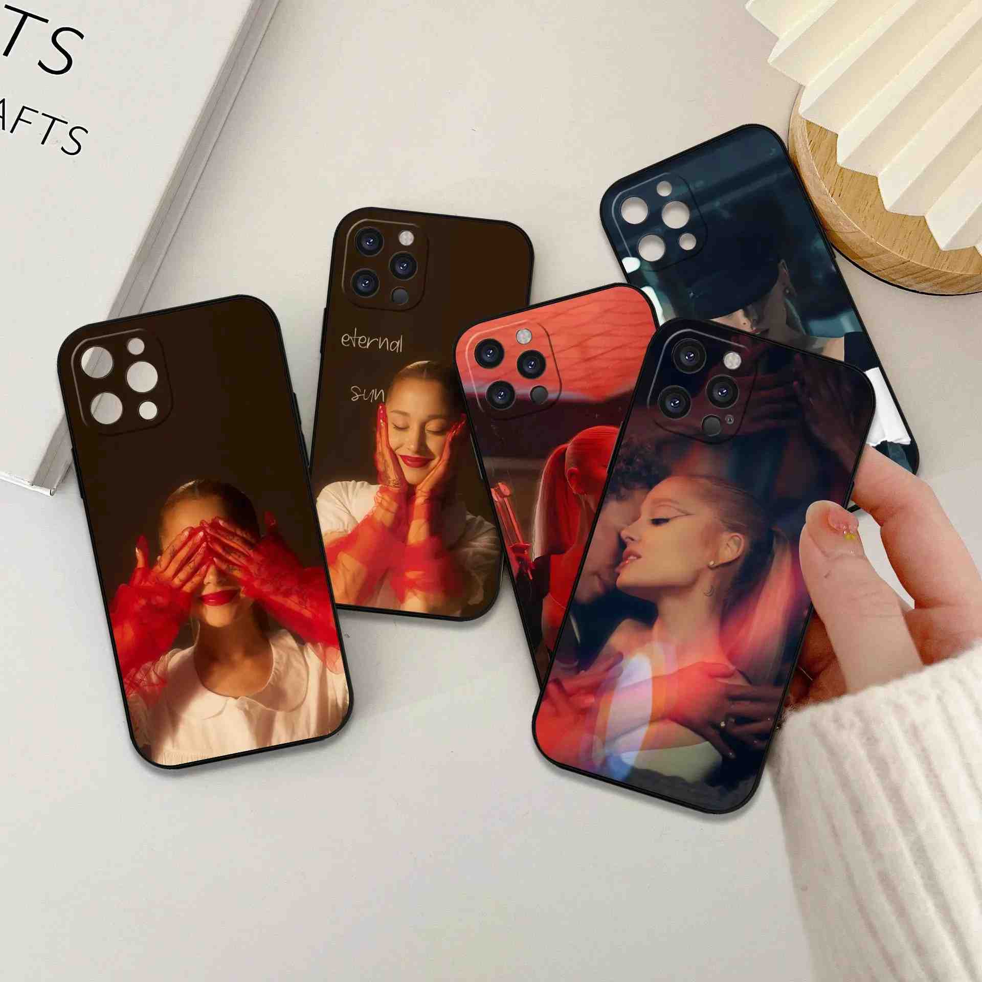 Capa iPhone Ariana Grande: Estilo e Proteção!