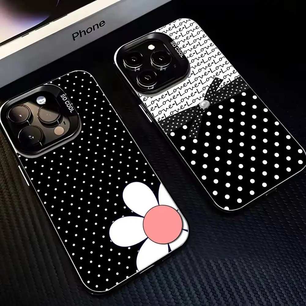 Capa iPhone: Bolinhas Preto e Branco - Proteção Premium
