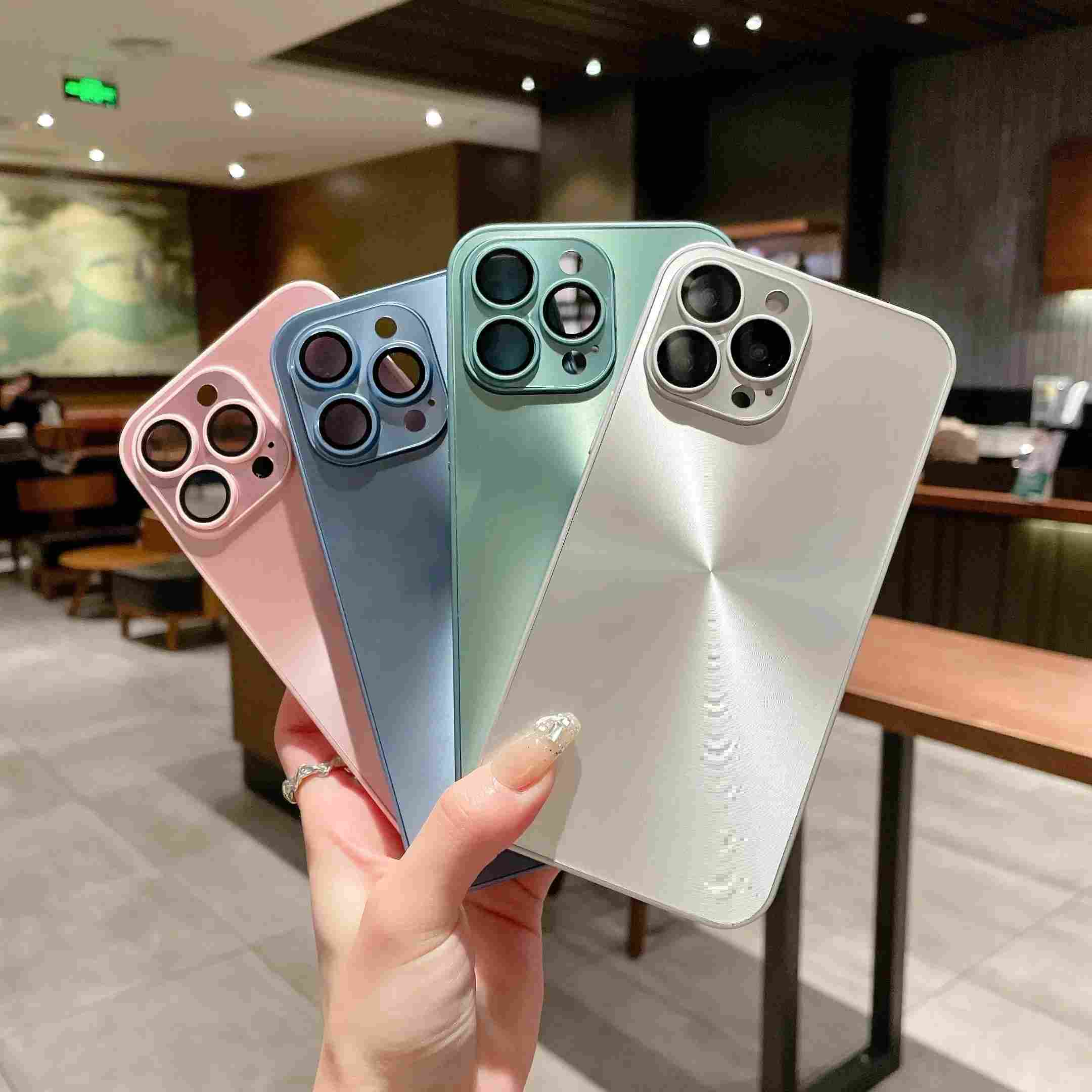 Capa iPhone com Proteção: Estilo Aurora e Lente Segura