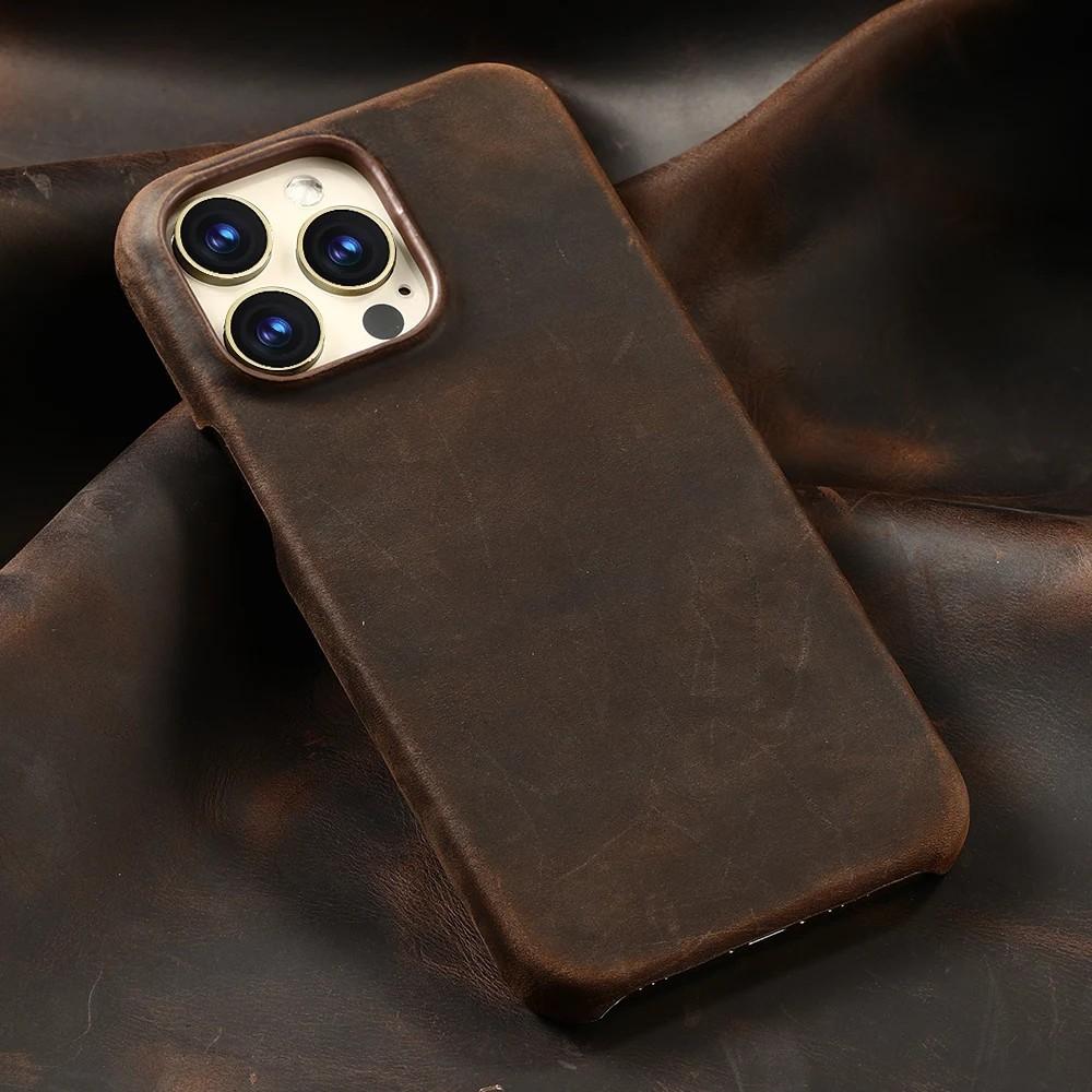 Capa iPhone Couro Retro: Luxo e Proteção