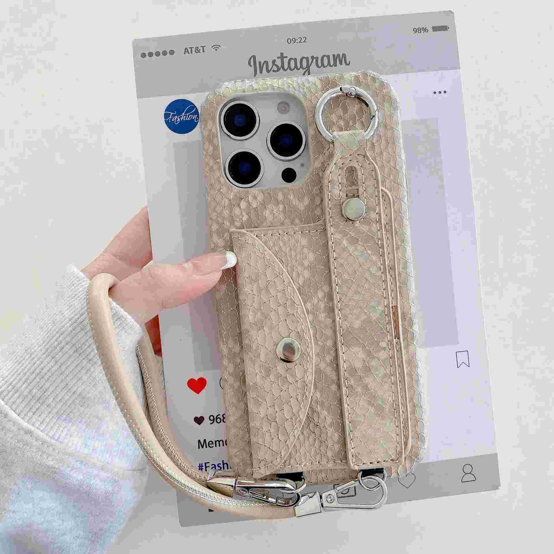 Capa iPhone: Elegância em Couro com Textura de Cobra