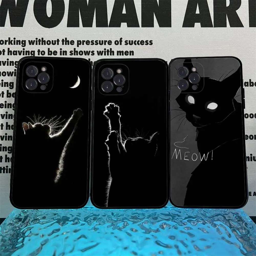 Capa iPhone: Gato Preto – Proteção e Estilo!