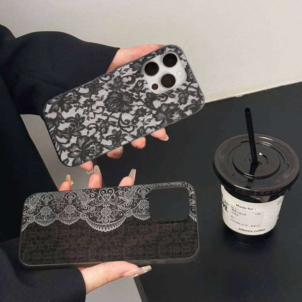 Capinha iPhone Estilo Lace: Proteção Cool & Elegante
