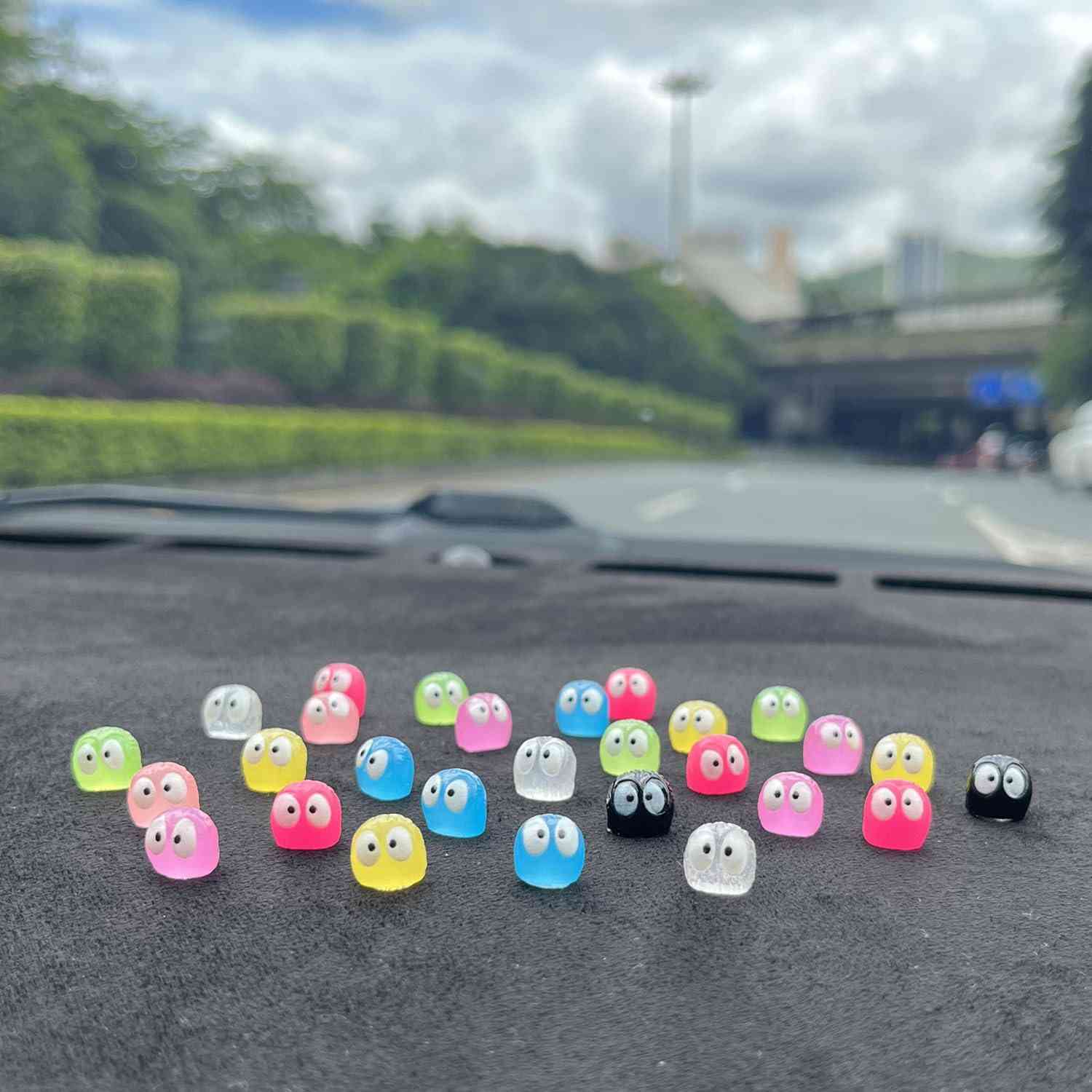 Decoração Luminosa de Fuligem para Carro: 24 Miniaturas Fofas para Painel e Espelho Retrovisor