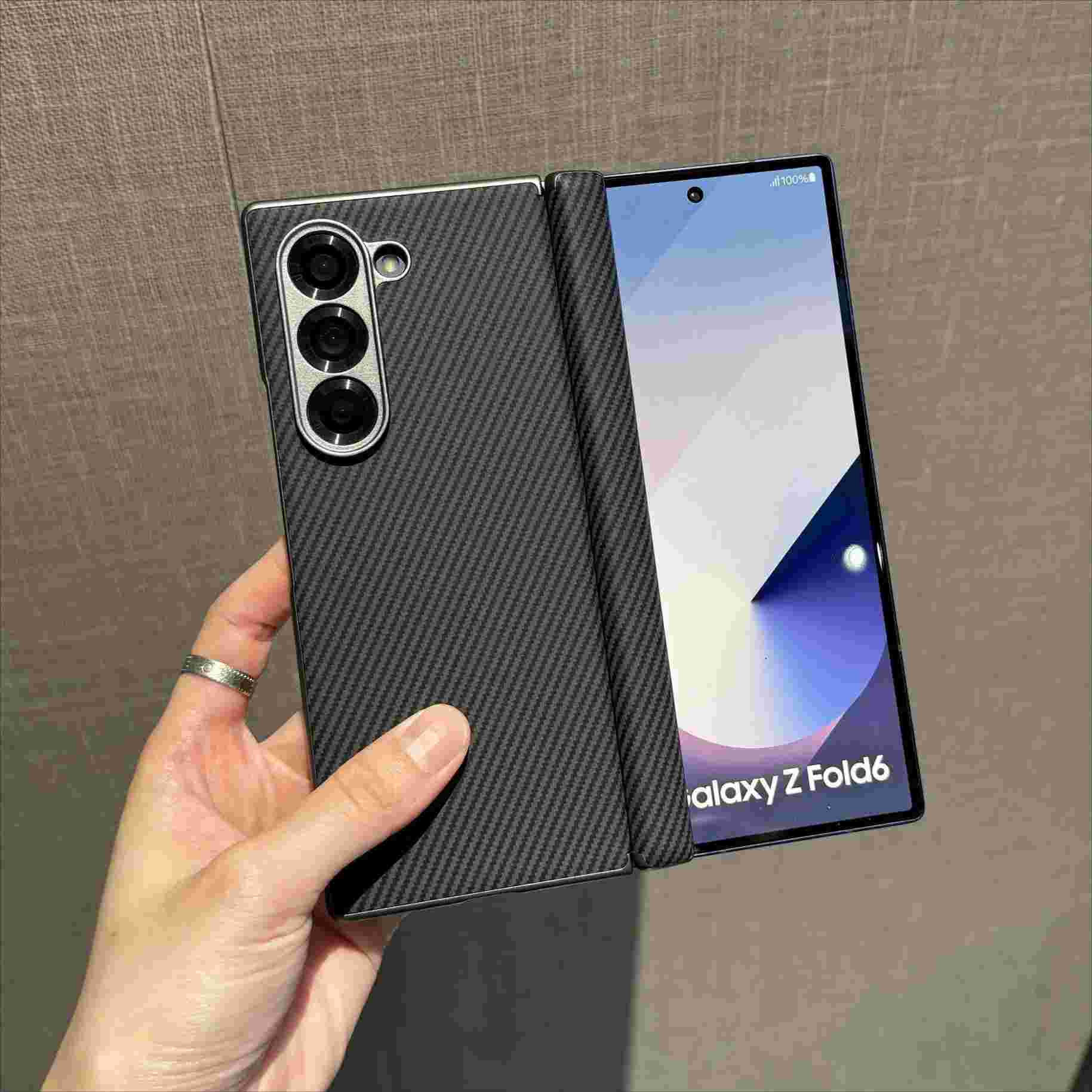 Case Z Fold: Fibra de Carbono Antichoque