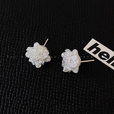 Brincos de Rosa em Prata 925: Delicadeza e Charme