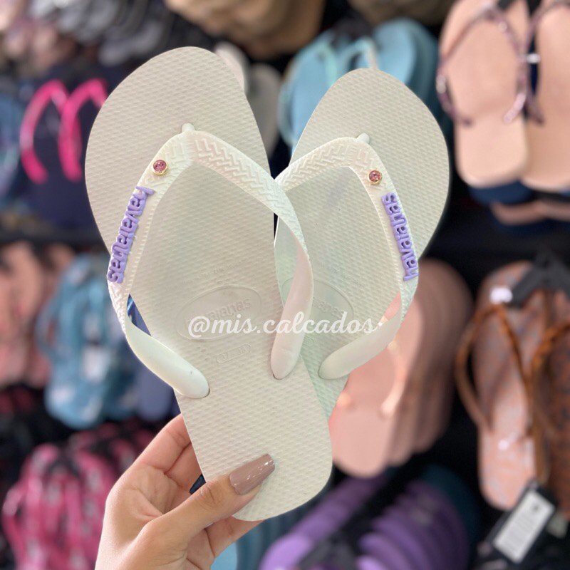 Chinelo Havaianas Top: Estilo com Logo Metálico e Ponto de Luz