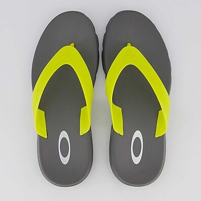 Chinelo Oakley Banks: Conforto e Estilo!