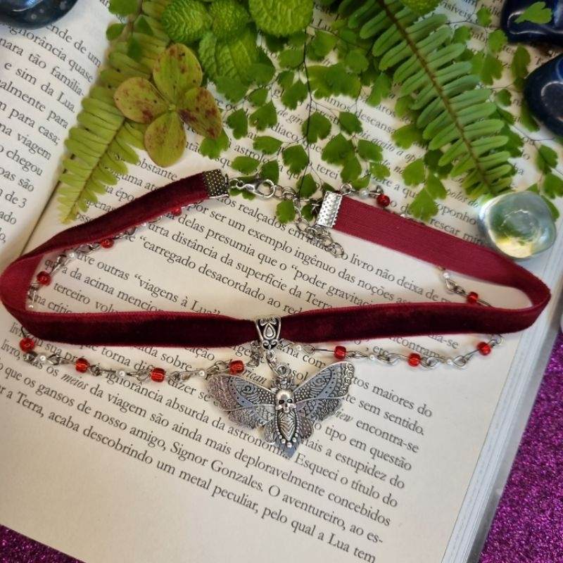 Choker Gótico Moth: Elegância Rock com Detalhes em Veludo e Miçangas