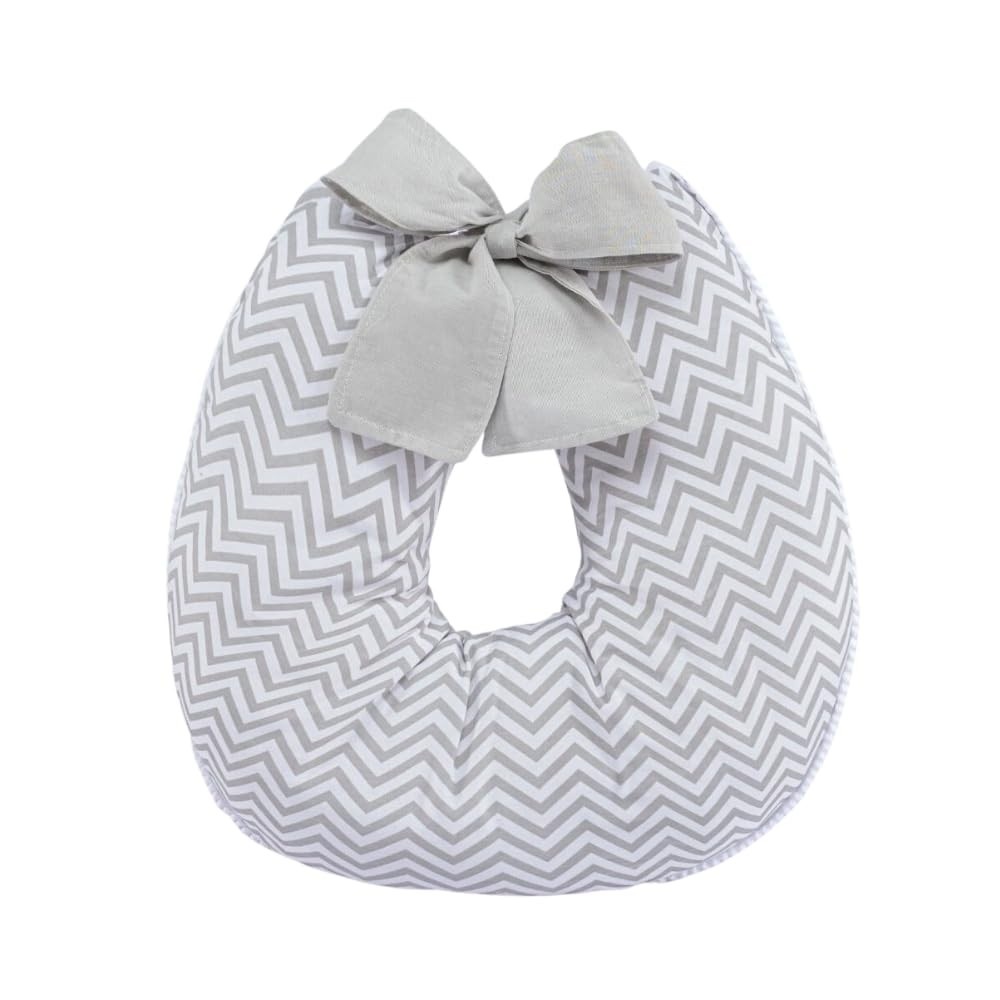 Almofada de Amamentação PomPom Chevron Cinza - Conforto e Estilo para Mães Modernas