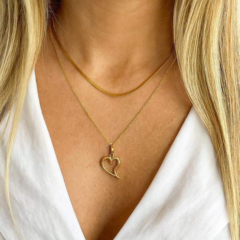 Colar Duplo Dourado com Coração Vazado: Elegância e Amor em Um Só Ponto