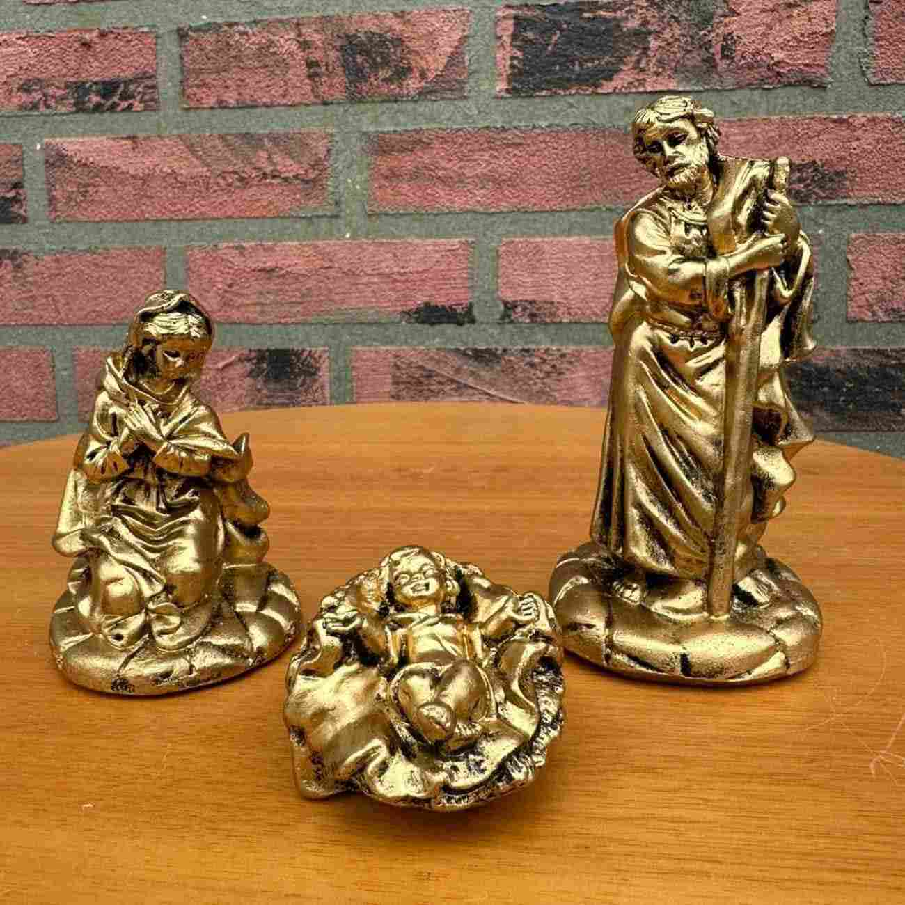 Presépio de Natal Decorativo em Cerâmica com Detalhes Dourados - Enfeite Artesanal para Mesa