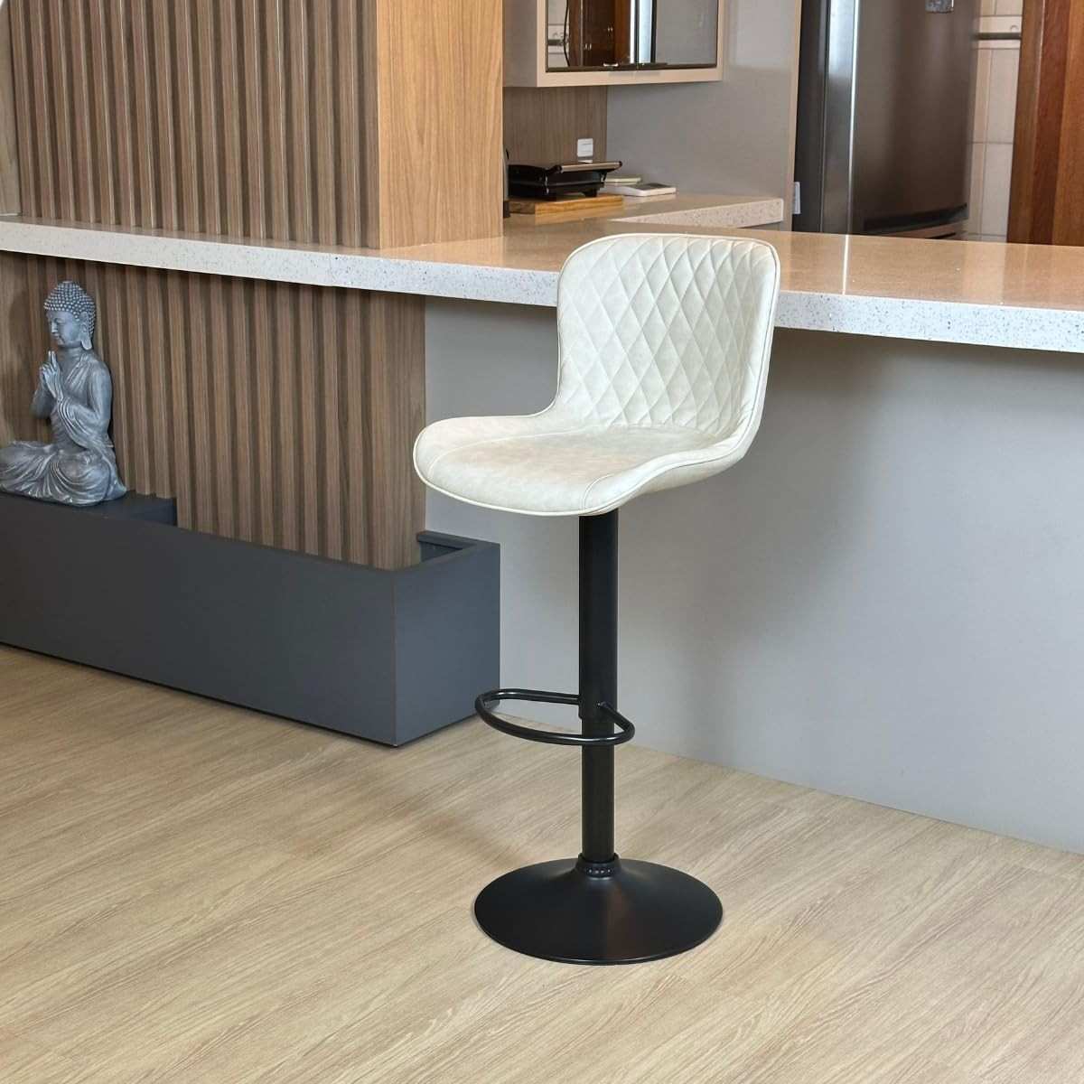 Banqueta Alta Giratória com Encosto em Couro PU – Estilo e Conforto Moderno para Cozinha e Bar (Bege)