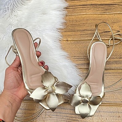 Sandália Dourada com Flor 3D e Salto 5cm: Elegância e Conforto