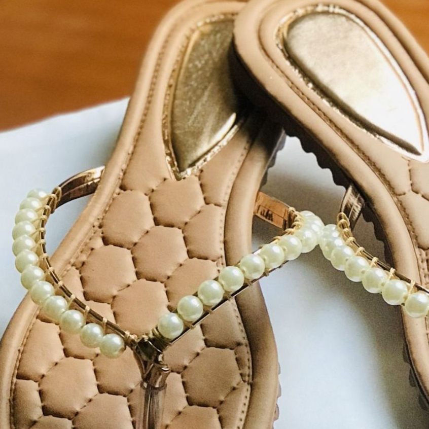 Rasteirinha com Pérolas: Elegância e Conforto!