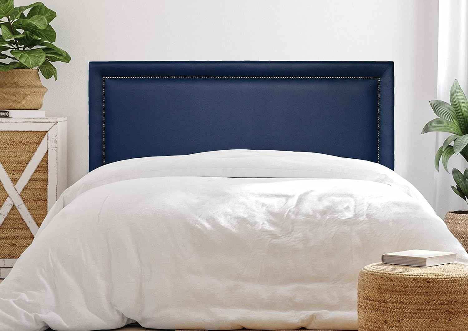 Cabeceira Casal Reta Luxo 140x60 em Courino Azul com Tachas Fumê - Modernidade e Sofisticação para seu Quarto