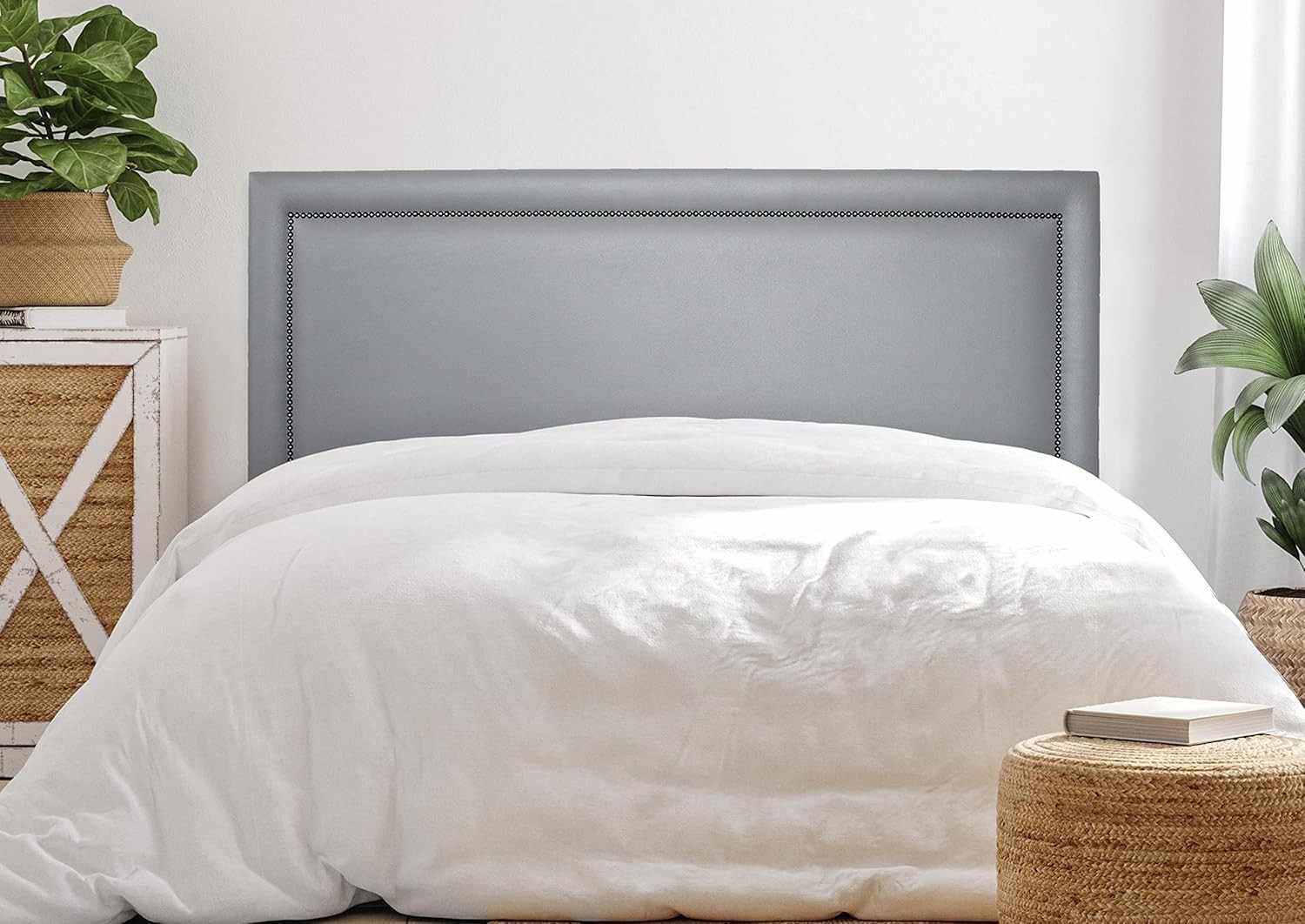 Cabeceira Casal Reta Luxo 140x60 em Courino Cinza com Tachas Fumê - Modernidade e Sofisticação para seu Quarto