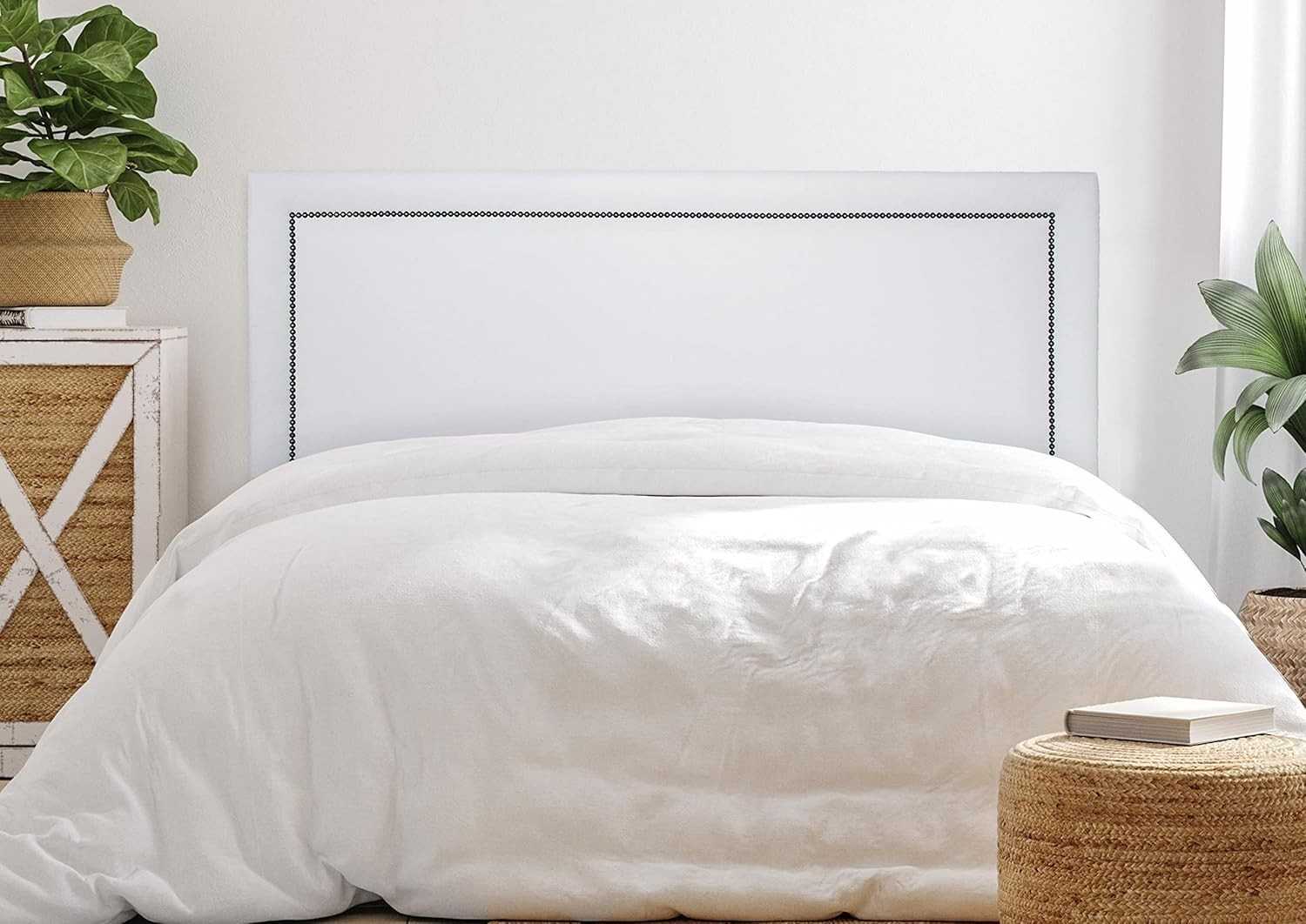 Cabeceira Casal Reta Luxo 140x60 em Courino Branco com Tachas Fumê - Modernidade e Sofisticação para seu Quarto