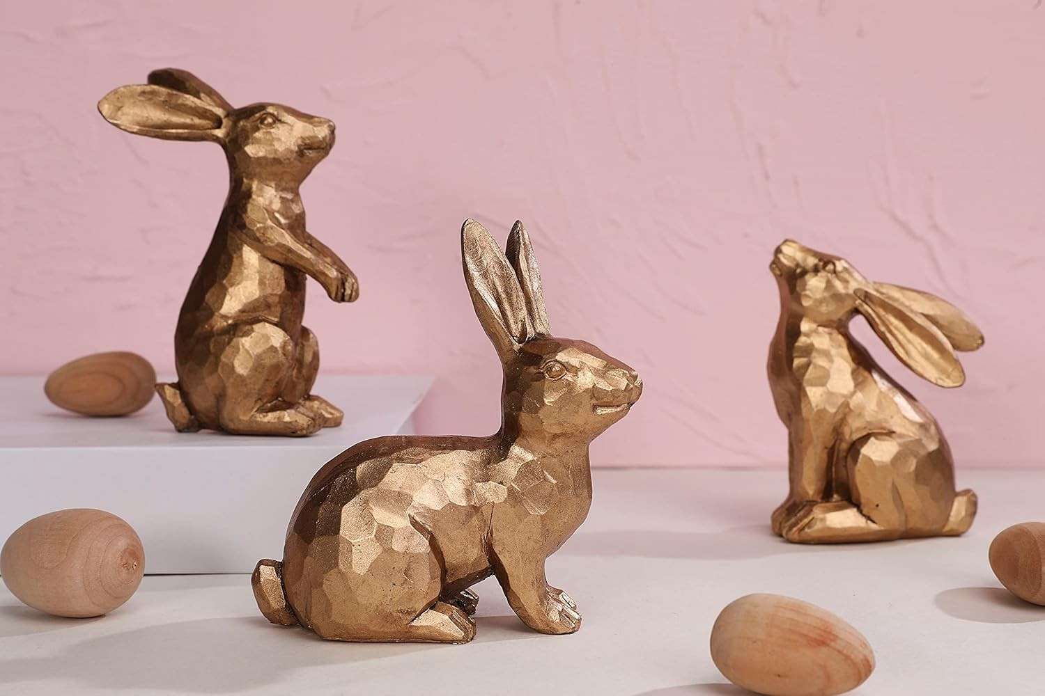 Conjunto de 3 Estatuetas de Coelhinho da Páscoa em Resina Dourada - Decoração Temática Elegante