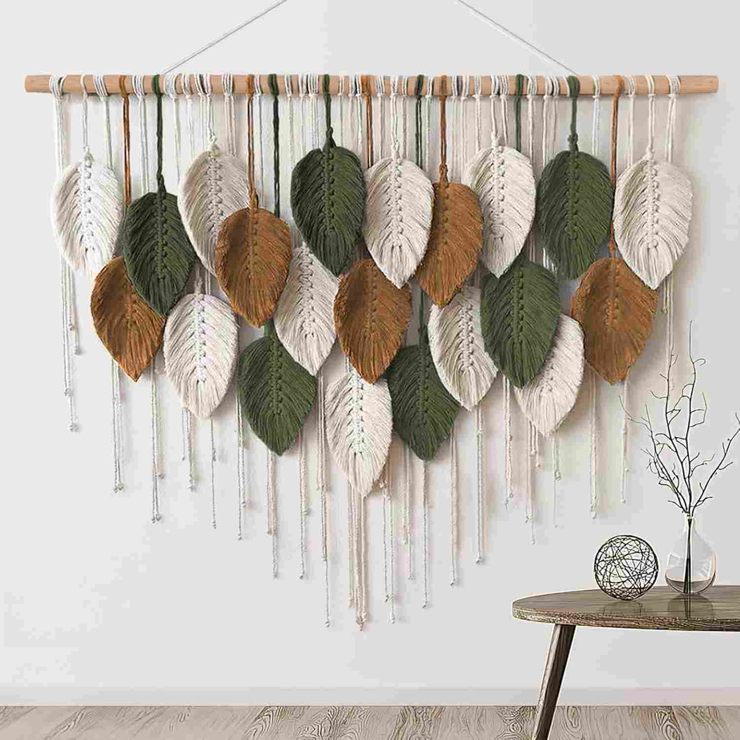 Tapeçaria de Parede Macramê Boêmio 99x71cm - Decoração Moderna Feita à Mão com Folhas e Pena